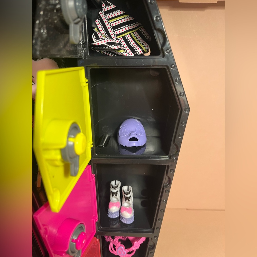Monster High Doll With storage case 🍒🎀🍒🎀🍒🎀🍒💋🍒🎀🍒🎀🍒💋🍒💋🍒💋🍒 - Picture 3 of 3